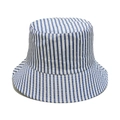 Dettaglio cappello da sole a righe bianche e blu con rivetti argentati e texture - M (56-58cm) / Blu