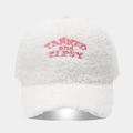 Detalle de la textura de forro polar suave y el bordado rosa en la gorra de béisbol - Ajustable / Blanco