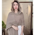 Châle en tricot kaki style ethnique avec capuche et pompons porté par un mannequin femme - Kaki