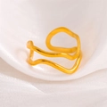 Minimalistischer doppellagiger Wellenring mit Goldbeschichtung auf weißem Seidenstoff - Wellenlinien Ring Offen / Einstellbar Offen / Gold