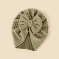 Nahaufnahme von olivgrünem Strick-Babyturban mit übergroßer Schleifendetail - Olivgrün