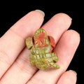 Mini tartaruga in pietra unakite scolpita con trama marmorea naturale verde e rosa - Unakite