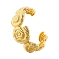 Elegante bracciale a polsino conchiglia dorata con trama a spirale su sfondo bianco - Design Conchiglia (VL540) / Oro