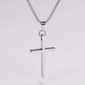 Vista detallada de un collar de cruz de plata pulida con un colgante brillante sencillo - Con Cadena de 60cm / Color Acero