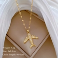Macro-opname van de gouden vliegtuig hanger met zirkonia in een luxe sieradendoos - Gouden Vliegtuig (C412)