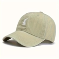 Detalle del bordado de conejo blanco en una gorra de béisbol vintage de algodón caqui - Talla única / Caqui
