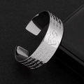 Zilveren roestvrijstalen open armband met Om-symbool en tekst op een zwarte doos - Bijbeltekst Armband