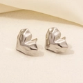 Detalle de pendientes de corazón en acero 304 con textura facetada e irregular - Estilo de Corazón de Corte Multifacético (D208-S) / Plateado