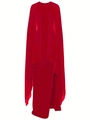 Dettaglio dell'abito da sera rosso con mantella che mostra il raso liscio e il drappeggio - 3XL / Rosso