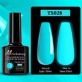 Vista macro de esmalte de uñas azul cian fluorescente con efecto brilla en la oscuridad - Gel Fluorescente Brillante TS028 (Azul Cian)