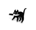 Détail d'un badge émaillé représentant un chat noir avec un couteau, fond blanc épuré - Chat avec couteau