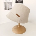Sombrero de pescador de algodón beige con etiqueta de cuero en soporte de madera moda - M (56-58cm) / Albaricoque