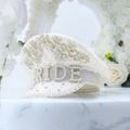 Gorra de capitán de novia con lentejuelas blancas, pedrería y perlas para fiestas de boda - Ajustable / 01-Corona de Lentejuelas Grande