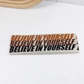 Beige gebreide yoga hoofdband met Believe In Yourself tekst voor fitness en sport - koffiekleur