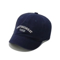 Gros plan sur la casquette en coton bleu marine avec broderie blanche et coutures - M (56-58cm) / Bleu Marine