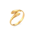 Détail macro de la bague mains qui s'enlacent dorée avec une finition polie - Bague Ouverte Mains Enlacées
