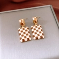 Dettaglio di orecchini rettangolari placcati oro con smalto a scacchi marrone - Perno in Argento-Caffè-Bianco (Placcato Oro)