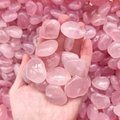 Pietre di quarzo rosa naturale levigato a forma di cuore tenute in una mano - 3cm