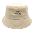 Dettaglio del ricamo a gatto e cuciture rinforzate sul cappello alla pescatora beige - M (56-58cm) / Cachi