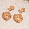Boucles d'oreilles coquillage dorées avec perles blanches et fini métallique - Tige en argent sterling 925/Alliage/Perle d'imitation / Doré
