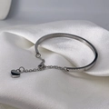 Bracciale a C minimalista in argento inossidabile con un piccolo ciondolo a cuore nero - Argento