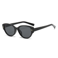 Gafas de sol retro de ojo de gato negras con detalles dorados vistas desde un ángulo de 45° - Montura Negra Lentes Grises
