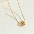 Dettaglio collana a catena dorata 18K con ciondolo a sfera con zirconi colorati - Colorato