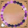 Detalle de pulsera de cuentas de piedra natural violeta con dije de corazón en tarjeta - Pulsera de Ágata a Rayas Púrpura