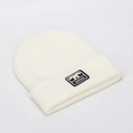 Primer plano del gorro de punto acanalado blanco roto con logo negro en el dobladillo - Talla única / Blanco