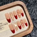 Rote und goldene festliche Kunstnägel zum aufkleben mit French Tips und Glitzer-Karomuster - Handgefertigtes langes Oval / Extra Klein (XS)