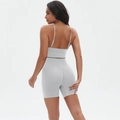 Detailaufnahme des nahtlosen Rippstrick-Stoffs mit Push-Up-Effekt der Yogashorts - Mondlichtweiß
