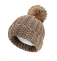 Vue détaillée du bonnet en tricot kaki avec doublure polaire blanche et pompon doux - Kaki / Enfants
