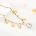 Detail van gouden strandketting met bedeltjes van schelpen, zeesterren en schildpadden - Zeepaardje Wulk Armband Enkelband Stijl (KN293086-SXSJ)
