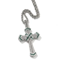 Dettaglio macro del ciondolo a croce in argento con pietre bianche e verdi su catena a fune - 3mm 24 pollici / Argento Verde + Catena a Corda