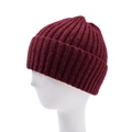 Dettaglio del berretto in maglia a coste rosso scuro con risvolto su espositore moderno - Borgogna