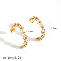 C-förmige Creolen aus Titanstahl mit goldenen Gänseblümchen und weißer Emaille - Weißgold 9-Blüten-Stil (TE6707-WT)