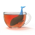 Infusore per tè a forma di balena in silicone grigio e blu in tazza di vetro - Balena