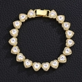 Detailaufnahme des goldenen Herzarmbands mit funkelnden Zirkonia auf schwarzem strukturiertem Leder - 8 Zoll (20cm) Armband / Gold