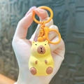 Porte-clés mignon Capybara en caoutchouc jaune avec charme orange et fermoir homard - Capybara en Résine-Style Assis