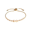 Vista detallada de la pulsera con lazo dorado, nácar y piedras de circonita - Lazo Dorado