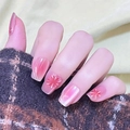 Cat-Eye-Kunstnägel mit rotem Farbverlauf und weißen Blumen für Frauen - Blush Katzenauge Feuerwerk Stil-Kleber Typ(Y-304)