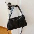 Borsa minimalista in pelle scamosciata nera con fibbia argentata e tracolla - Nero