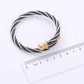 Dettaglio del bracciale a cavo ritorto tricolore con sfere da 8mm e misura su righello - Bicolore Nero Argento Testa Dorata