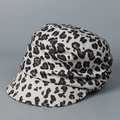 Gros plan détaillé du béret élégant à motif léopard avec un tissu plissé texturé - M (56-58cm) / Blanc Cassé