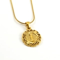 Collana in acciaio al titanio dorato con ciondolo rotondo goffrato e catena a serpente - Lettera I