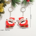 Dettaglio dei portachiavi di Babbo Natale in PVC con decorazioni natalizie e anelli in metallo - Babbo Natale