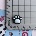 Macro detail van kattenpoot hars bedeltjes in zwart en wit met een afmeting van 1,5 cm - Kattenpoot Patch / Zwart Klein