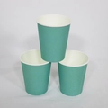 Tre bicchieri di carta usa e getta verdi impilabili per feste e caffè su fondo bianco - Confezione da 10 / Blu Ottanio