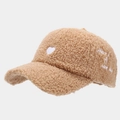 Detalle de gorra de lana marrón con bordado de corazón blanco y texto decorativo - Ajustable / Caqui