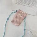 Dettaglio custodia telefono a scacchi rosa con cinturino blu regolabile ed etichetta - Quadri Rosa Carne